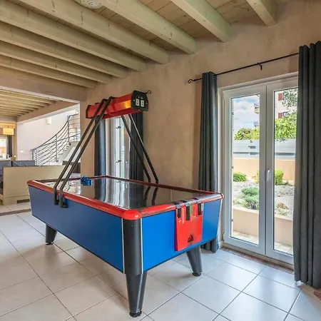 Bellavista With 8 Bedrooms, Private Pool And Sauna Premantura