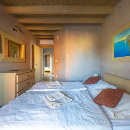 Bellavista With 8 Bedrooms, Private Pool And Sauna 빌라