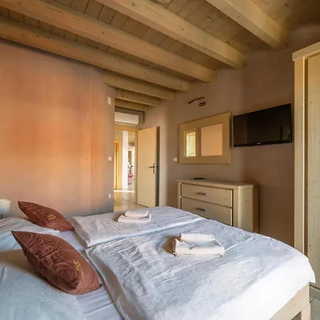 빌라 Bellavista With 8 Bedrooms, Private Pool And Sauna