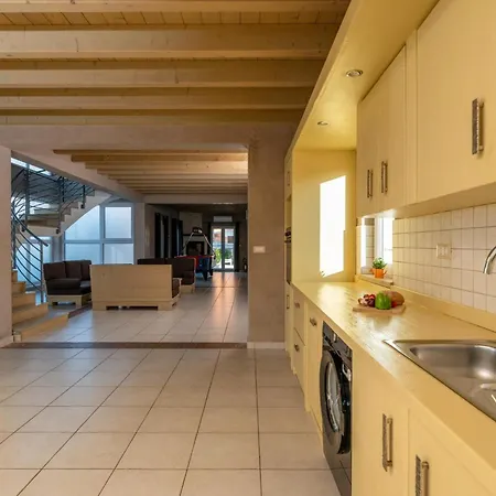 Bellavista With 8 Bedrooms, Private Pool And Sauna 빌라 *