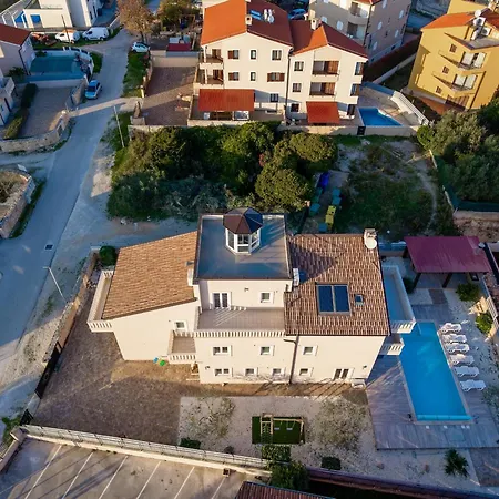 Bellavista With 8 Bedrooms, Private Pool And Sauna 빌라 프레멘투라