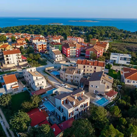 Bellavista With 8 Bedrooms, Private Pool And Sauna *