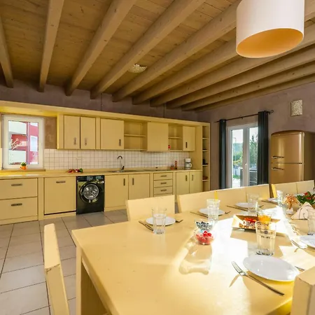 Bellavista With 8 Bedrooms, Private Pool And Sauna 프레멘투라