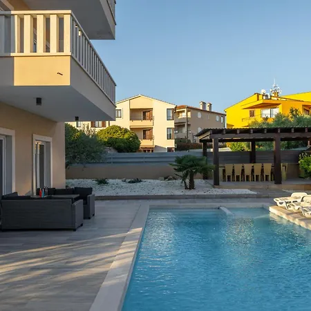 Bellavista With 8 Bedrooms, Private Pool And Sauna 빌라 *