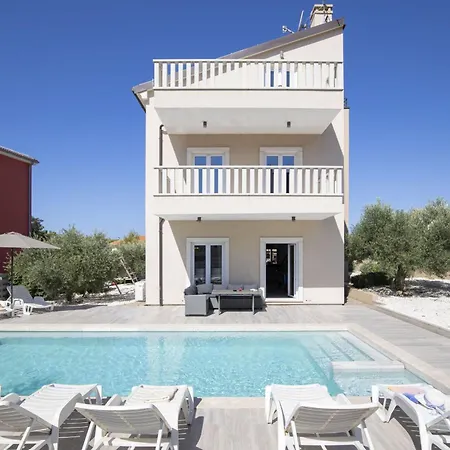 Bellavista With 8 Bedrooms, Private Pool And Sauna