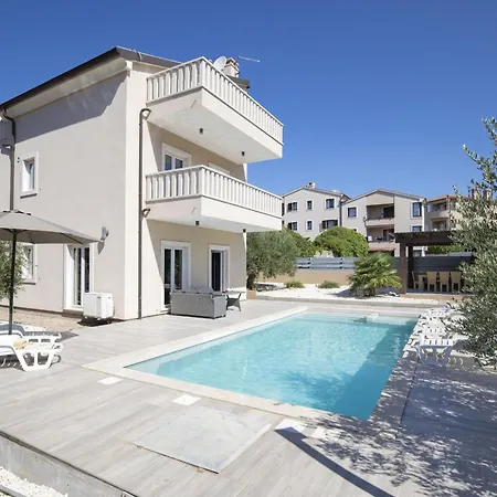 Bellavista With 8 Bedrooms, Private Pool And Sauna 프레멘투라