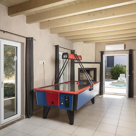 Villa Bellavista With 8 Bedrooms, Private Pool And Sauna Premantura